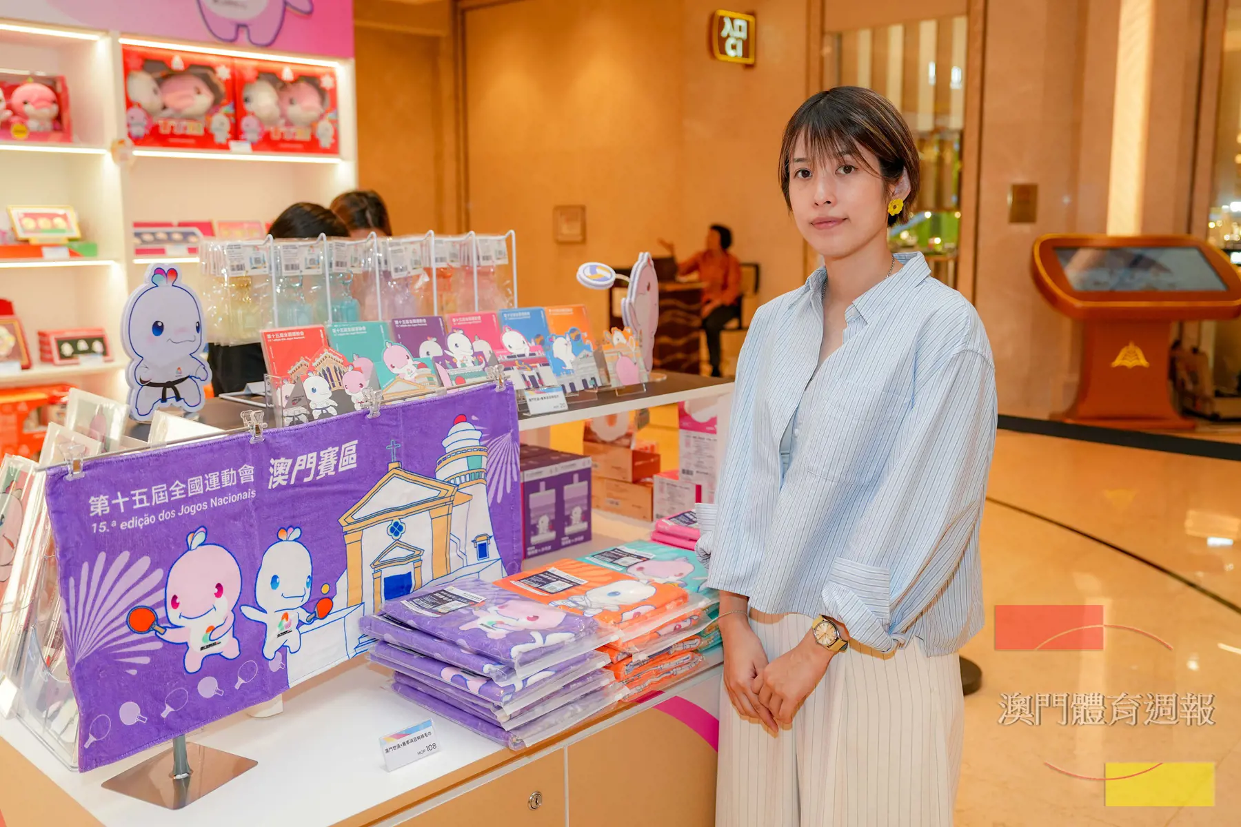 副1 許美恩推介市民旅客選購澳區限定商品.jpg